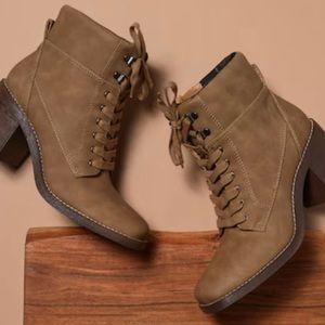 NWOT: Crown Vintage Holliss Boot| 9 1/2M| Color: Tan